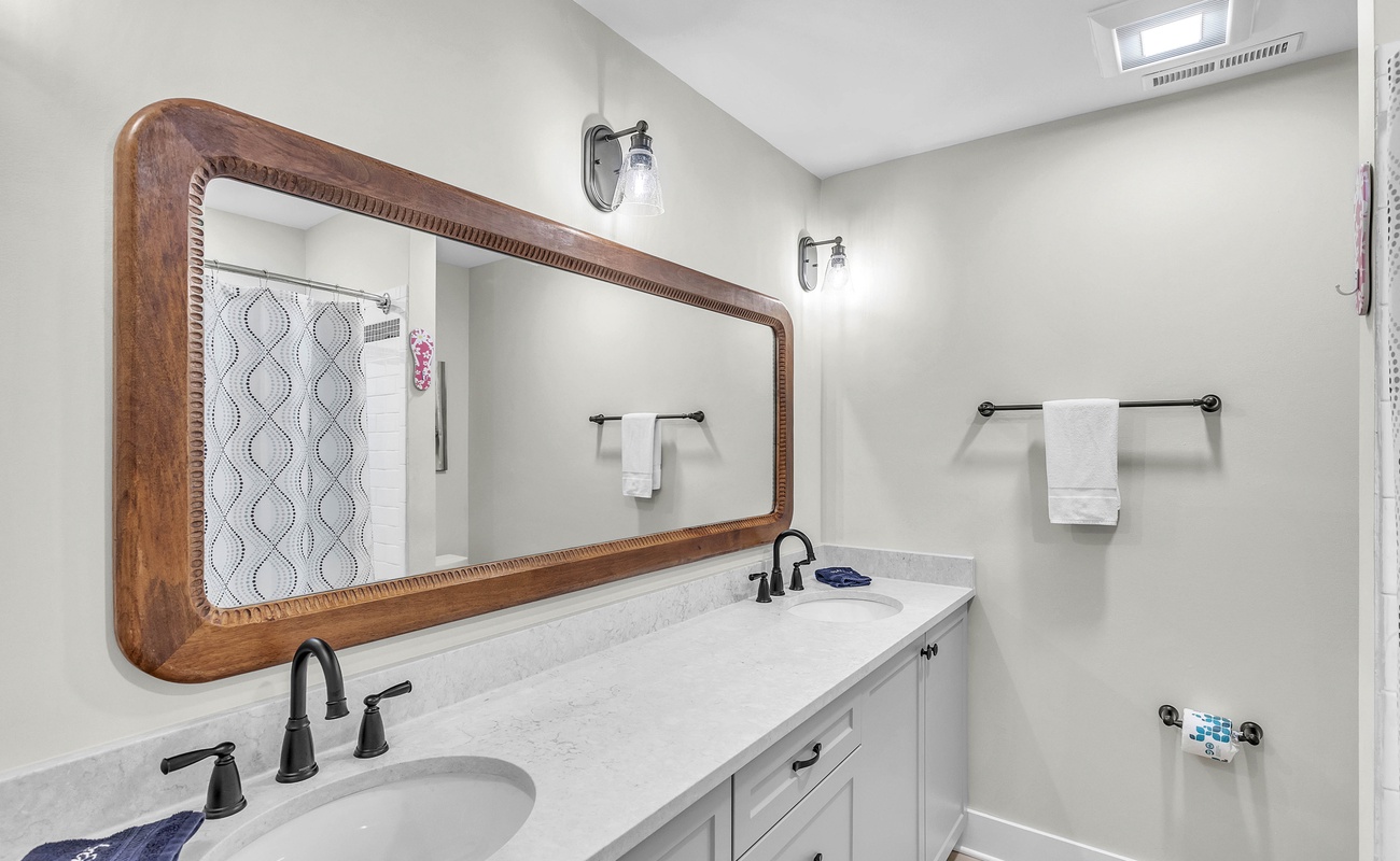 Full Bathroom in Hallway