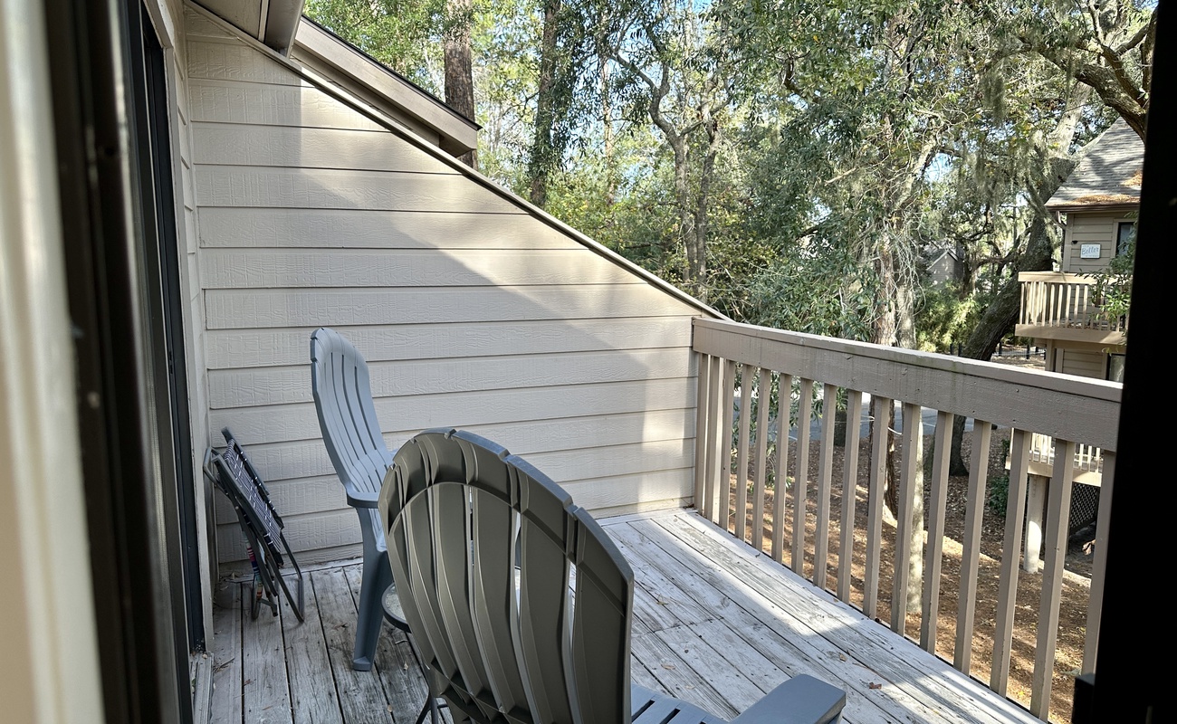 Shared Balcony with Living Area and Double Queen Suite