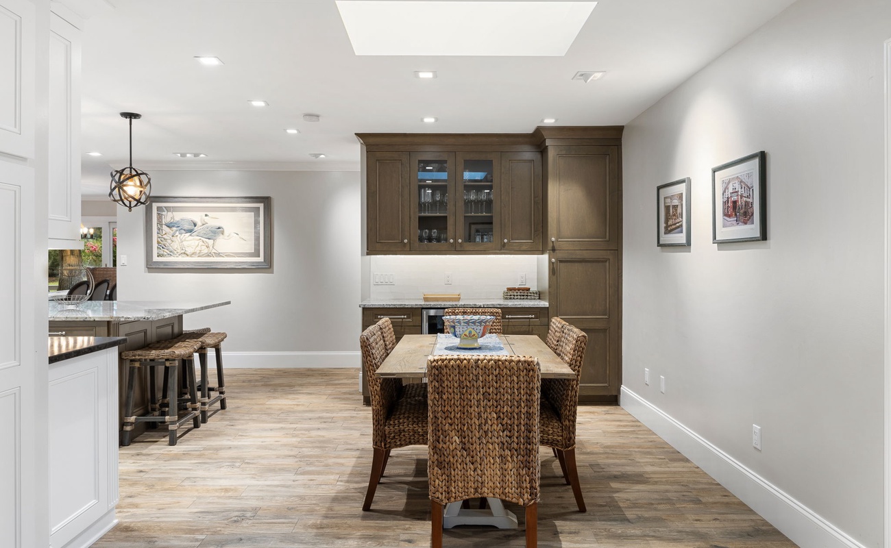 Additional Dining Space in Kitchen for 6