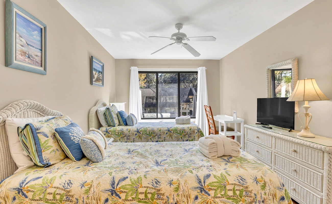 Guest Bedroom with Twin Beds 