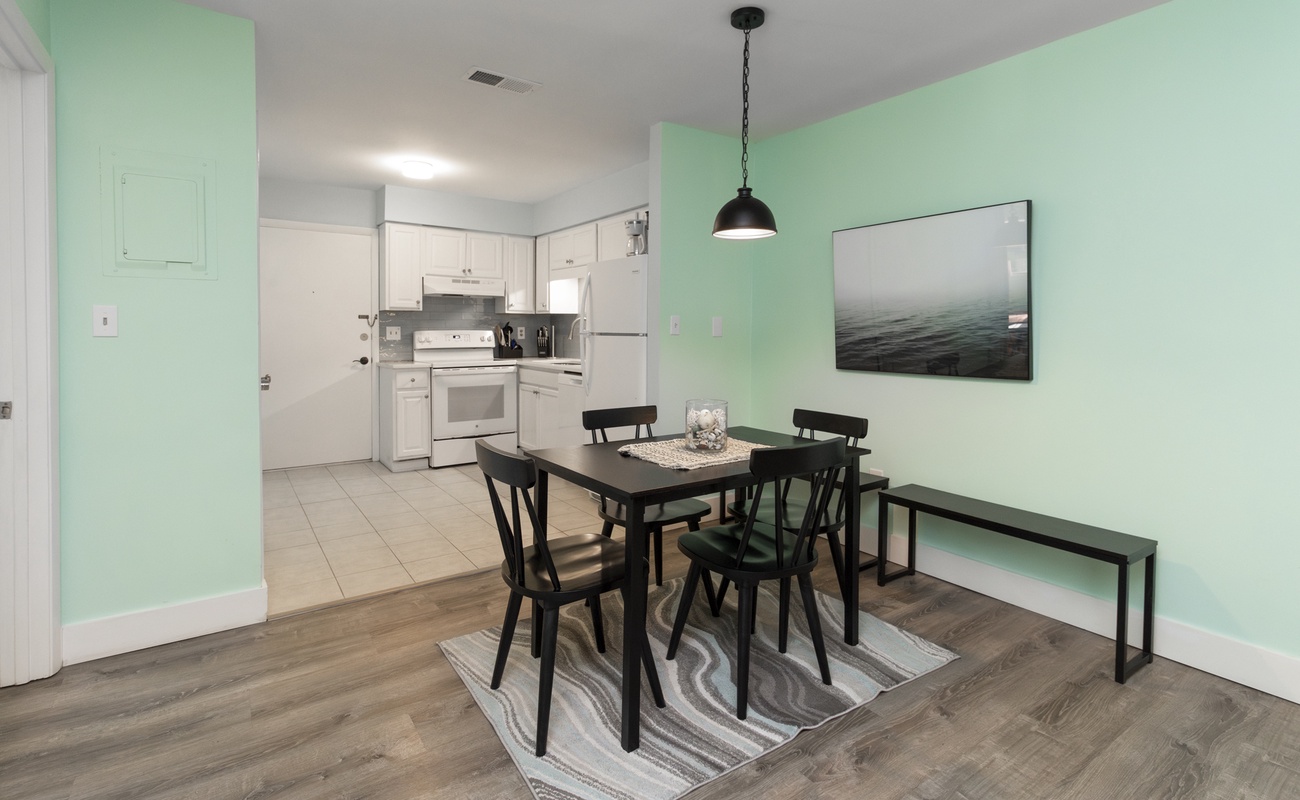 Kitchen & Dining Area