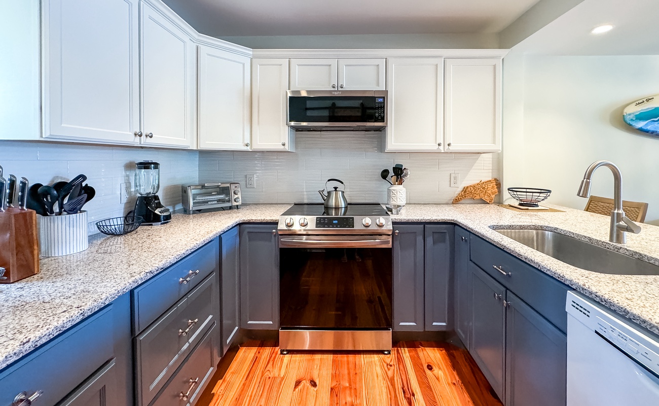 Kitchen & Dining Area