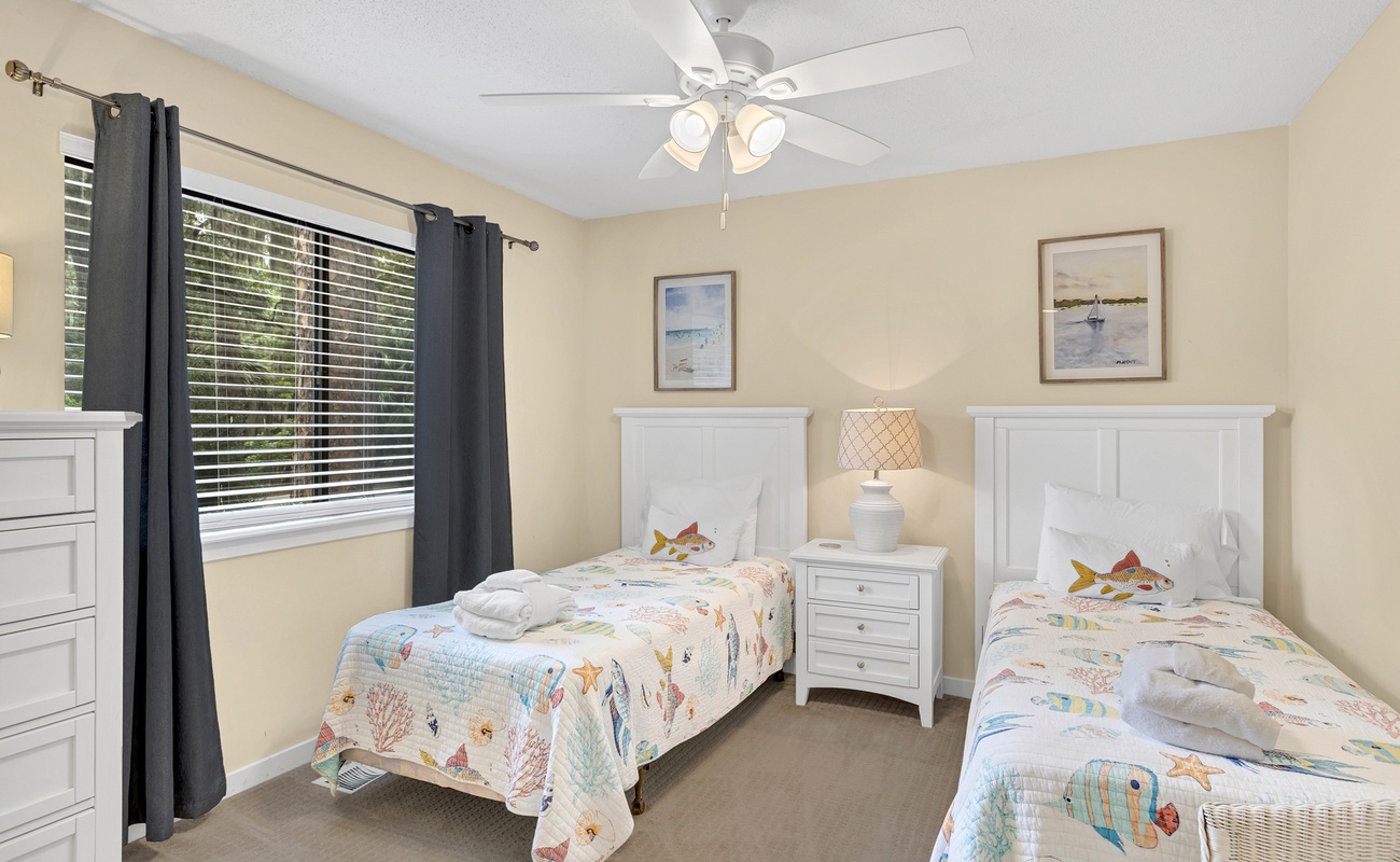 Guest Bedroom with Twin Beds 