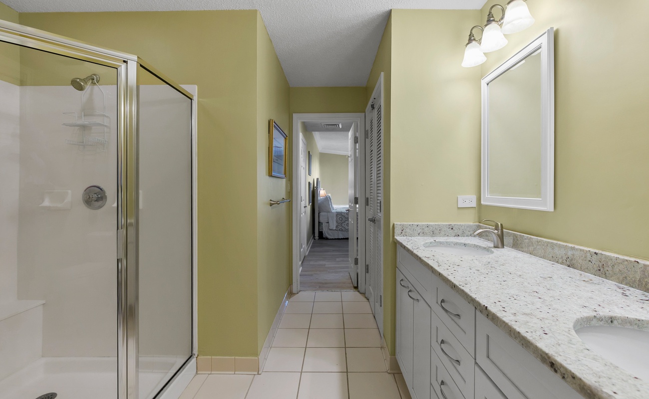 Double Queen Suite Bathroom