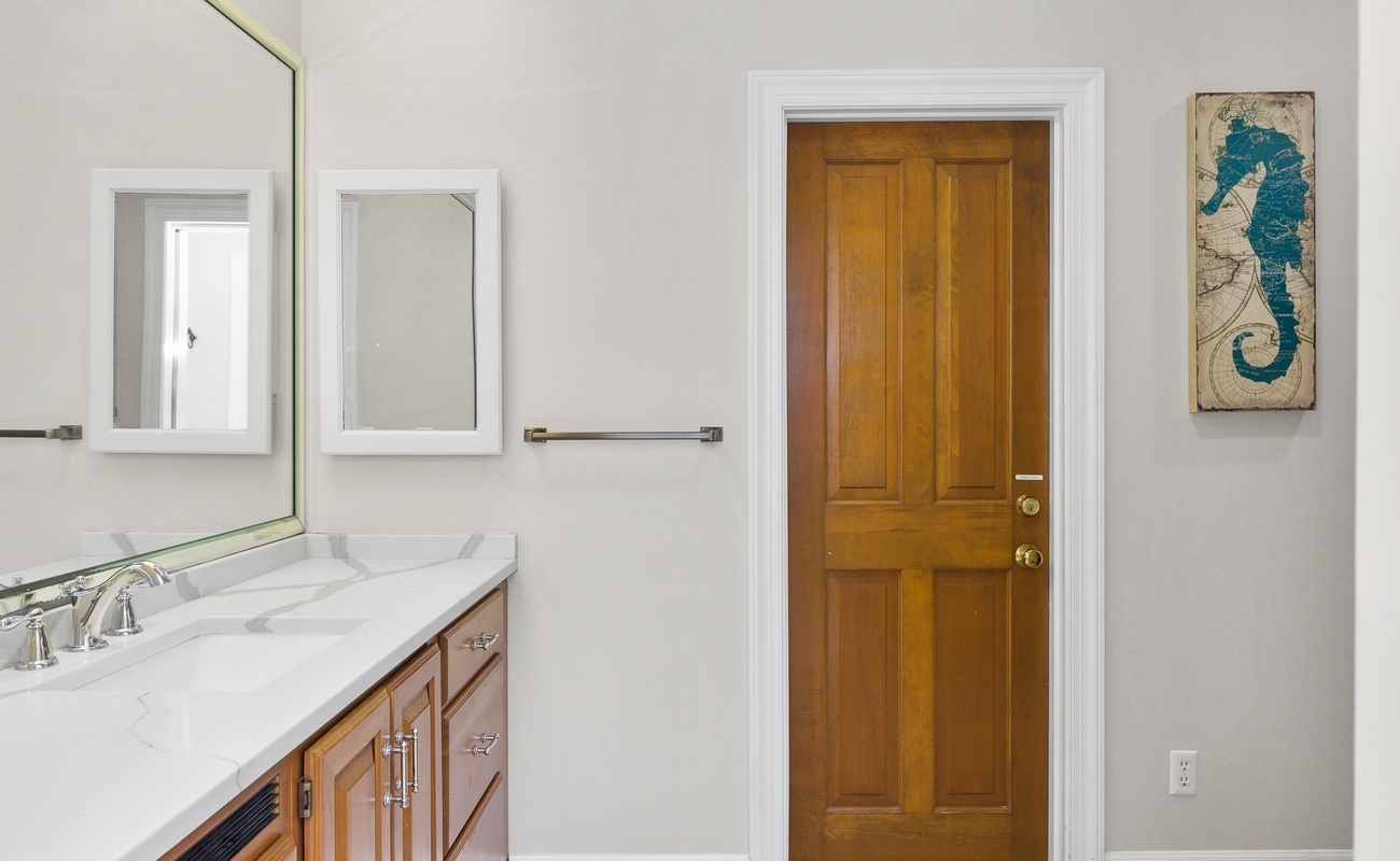 Queen Bedroom Bathroom