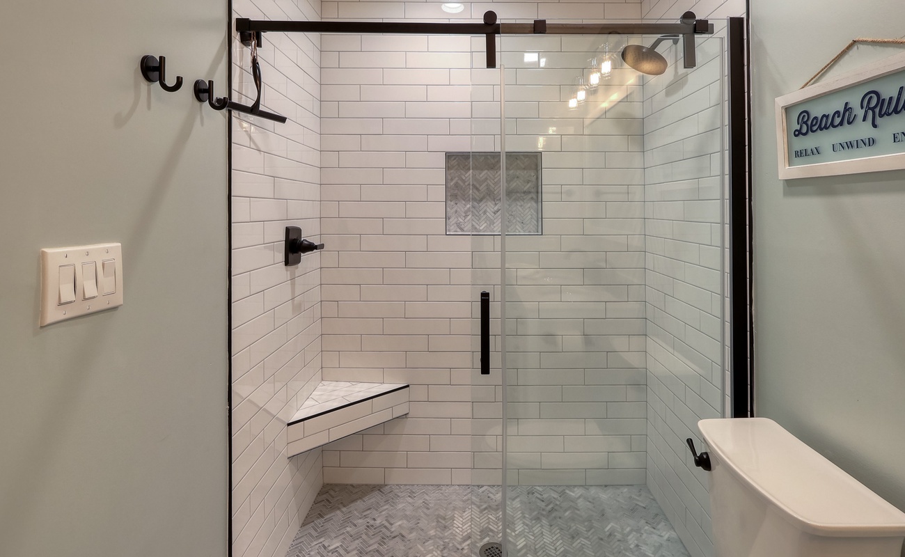 Upstairs Double Queen Suite Bathroom