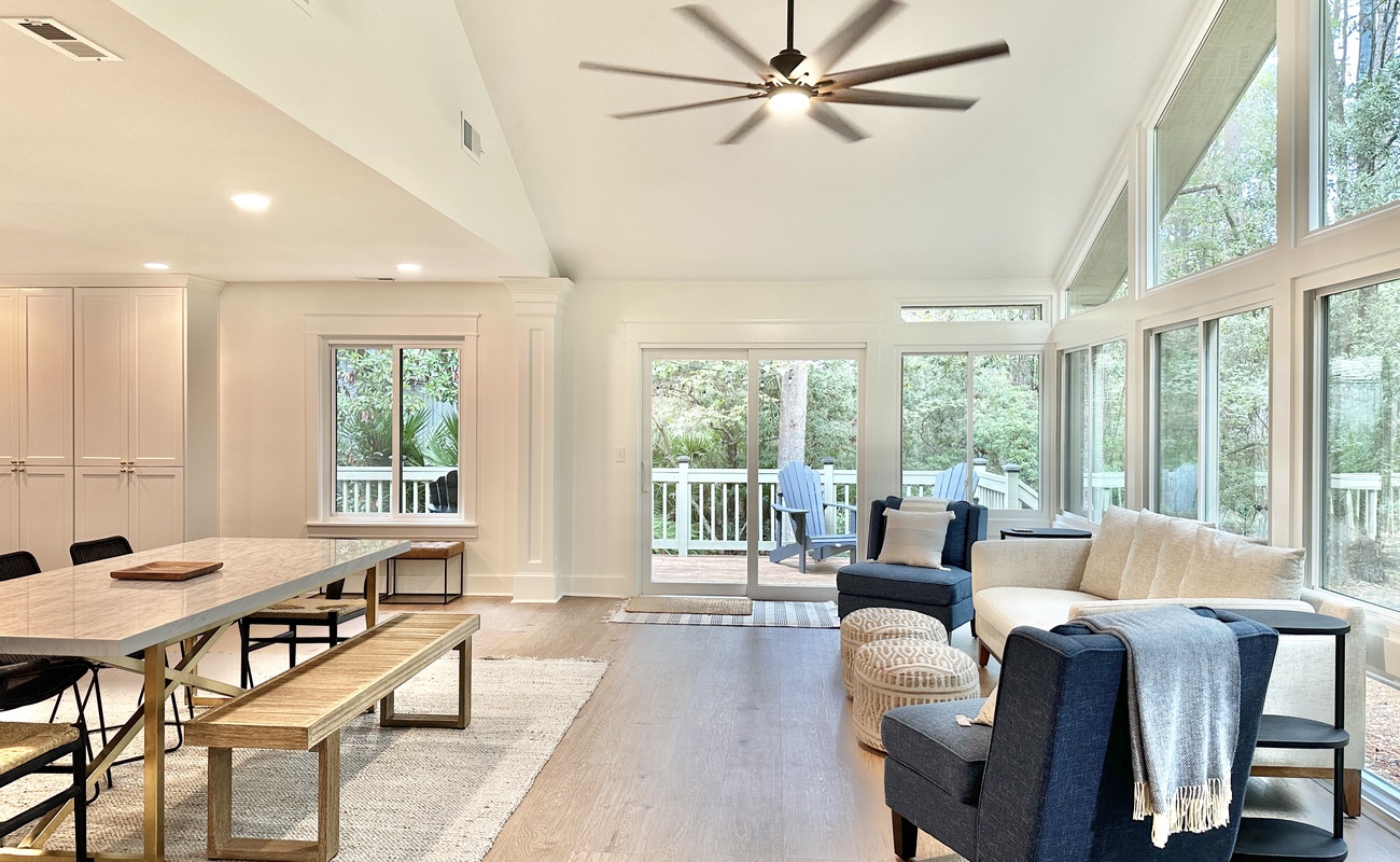 Seating Area and Dining Area