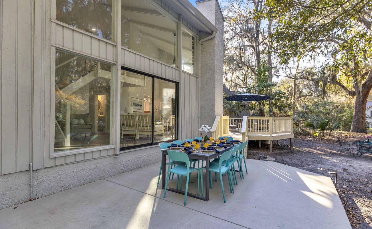 Outdoor Dining Area with Grill