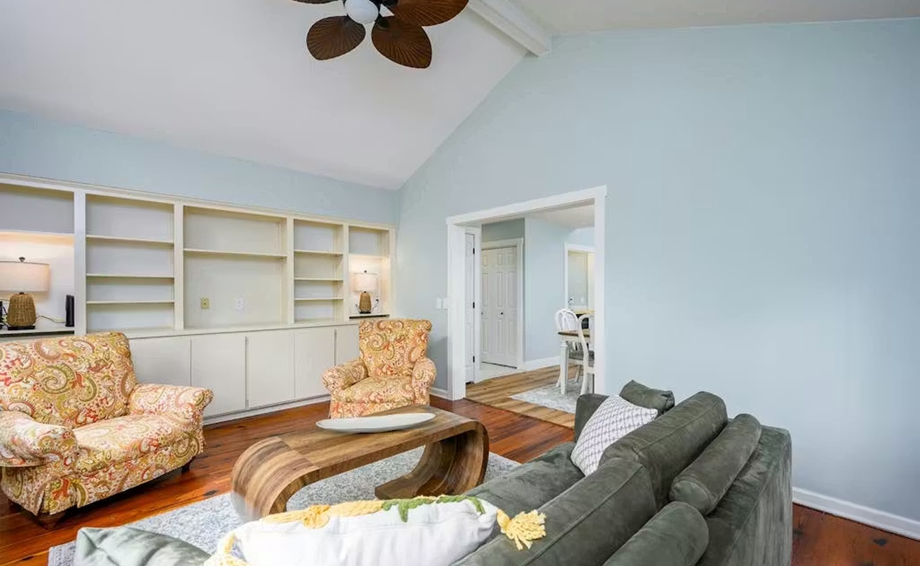 Relax in your bright, airy living room with vaulted ceilings, tropical ceiling fan, and plenty of built-in storage for all your vacation essentials.