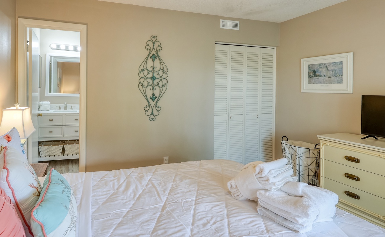 Primary Suite with Queen Bed