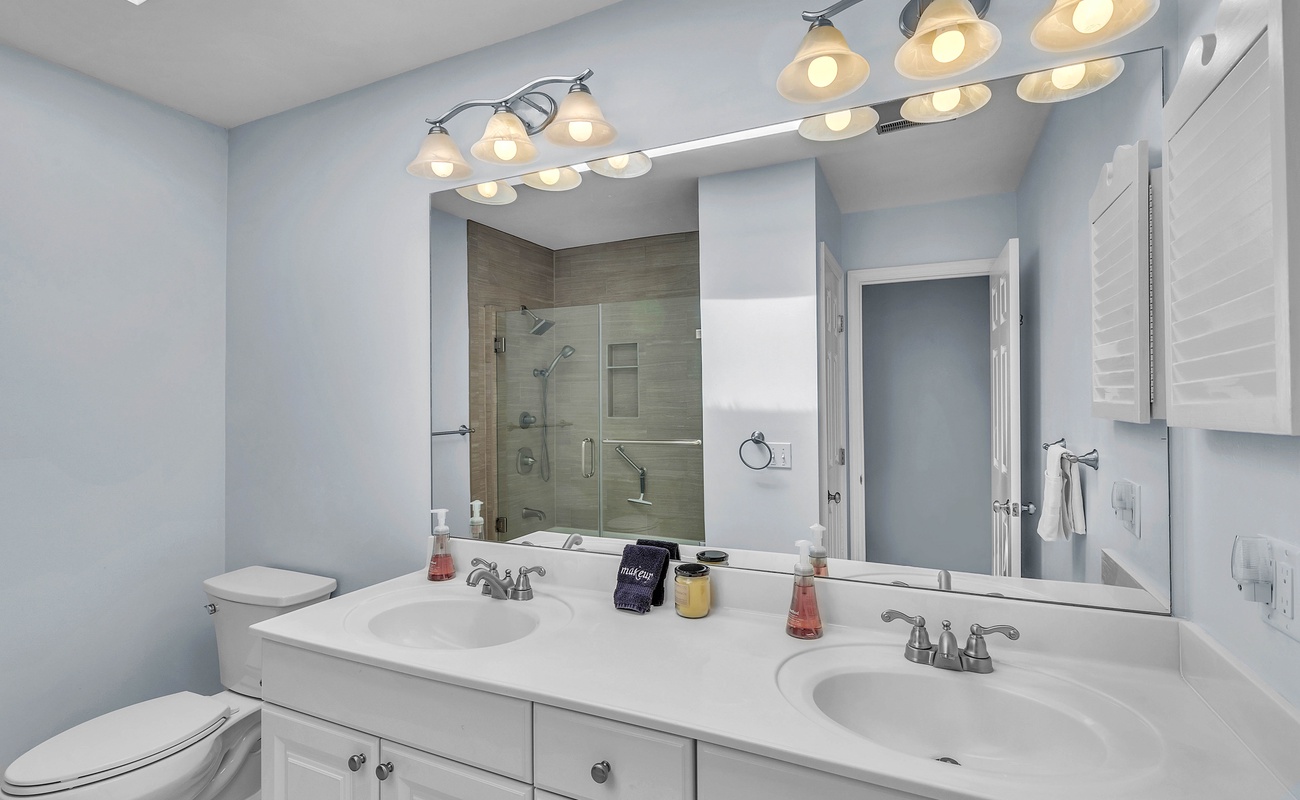 Primary En-Suite Bathroom