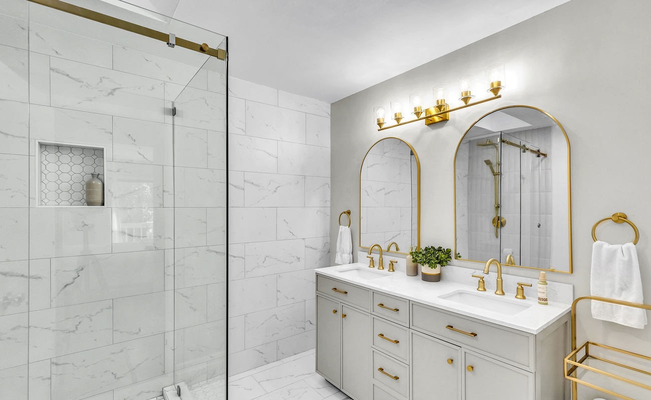 Primary En-Suite Bathroom