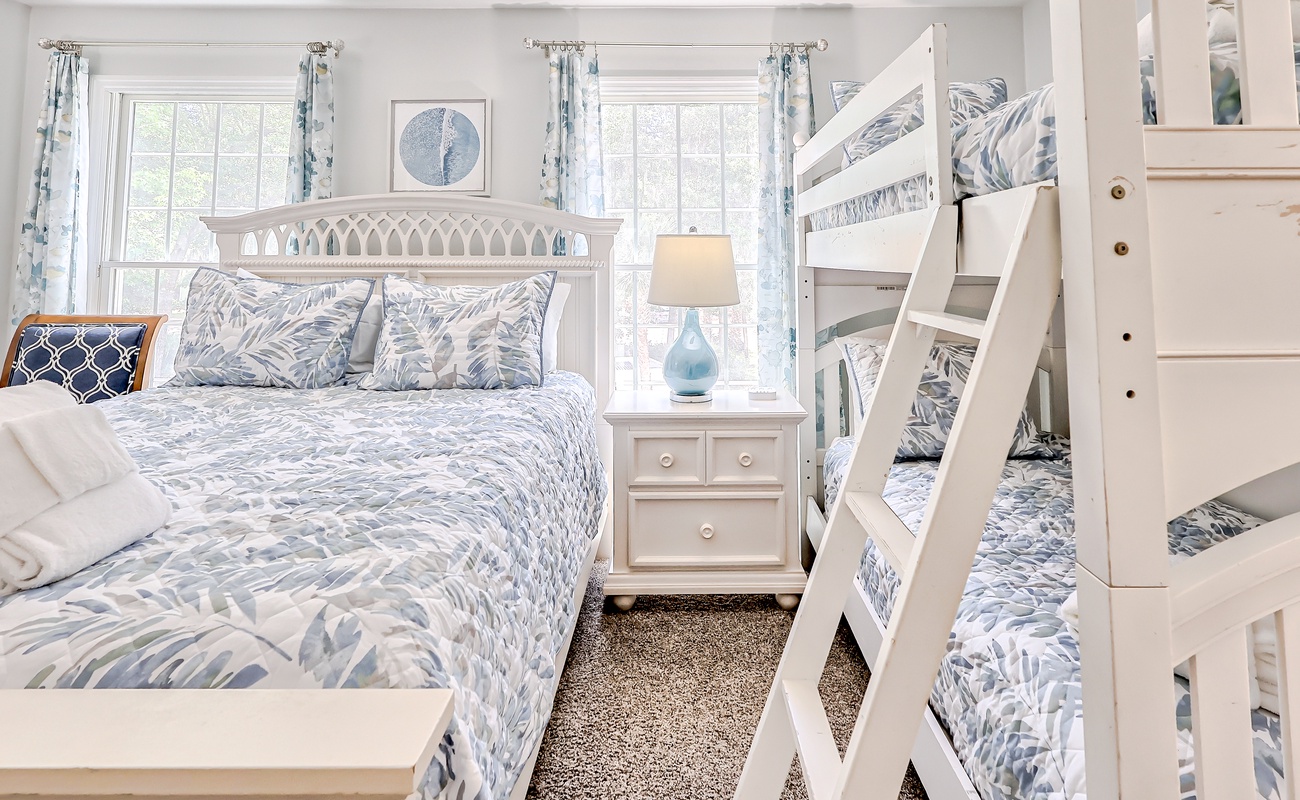 Guest Rom with Queen and Twin Bunks