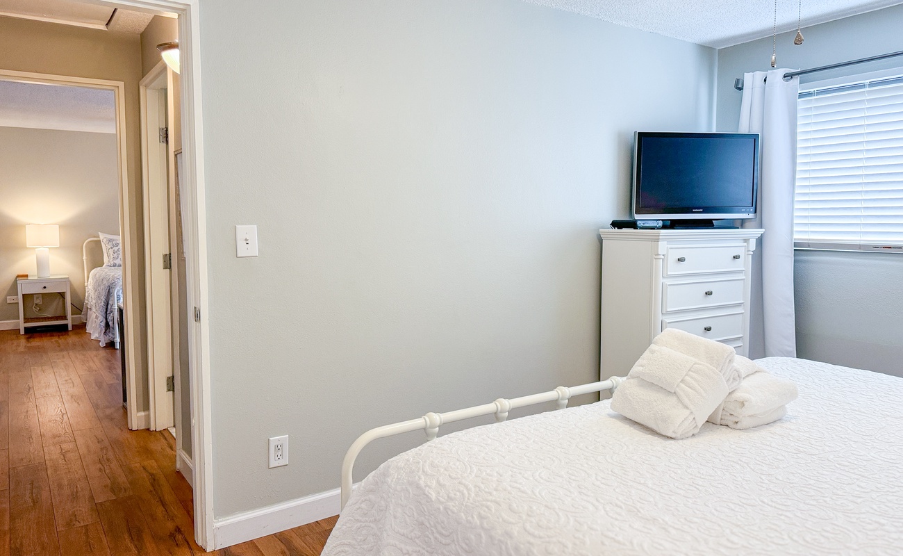 Queen Guest Suite with Shared Bath