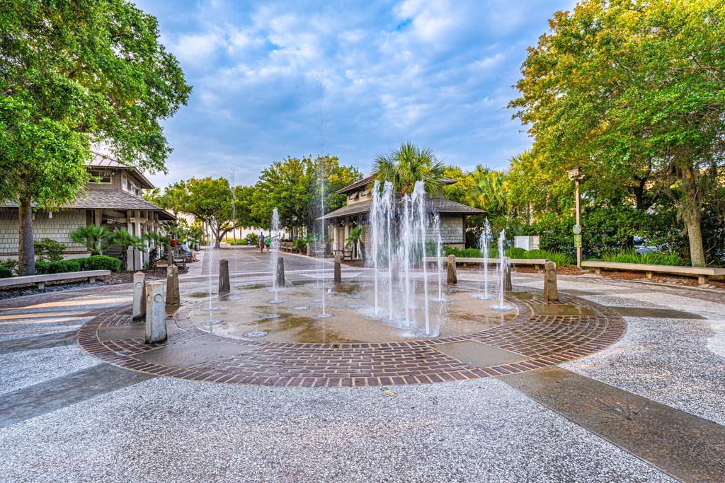 7-Minute Walk to Coligny Plaza