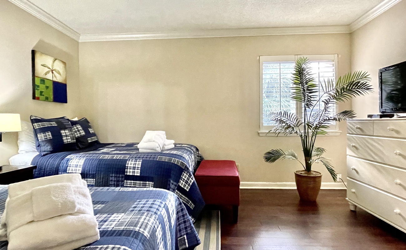 Guest Bedroom with 2 Double Beds