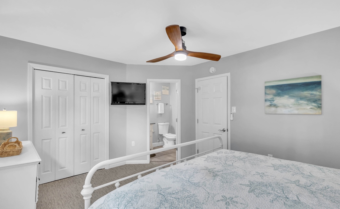 Guest Bedroom with King Bed and En-Suite Bathroom