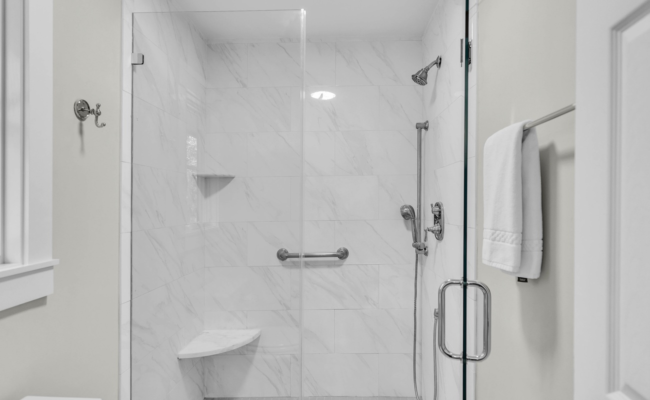 Primary En-Suite Bathroom