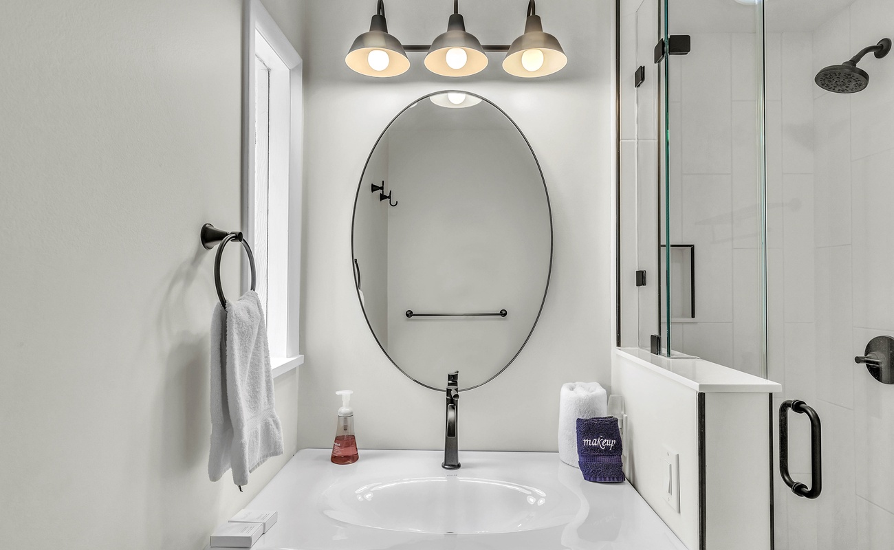 Primary En-Suite Bathroom