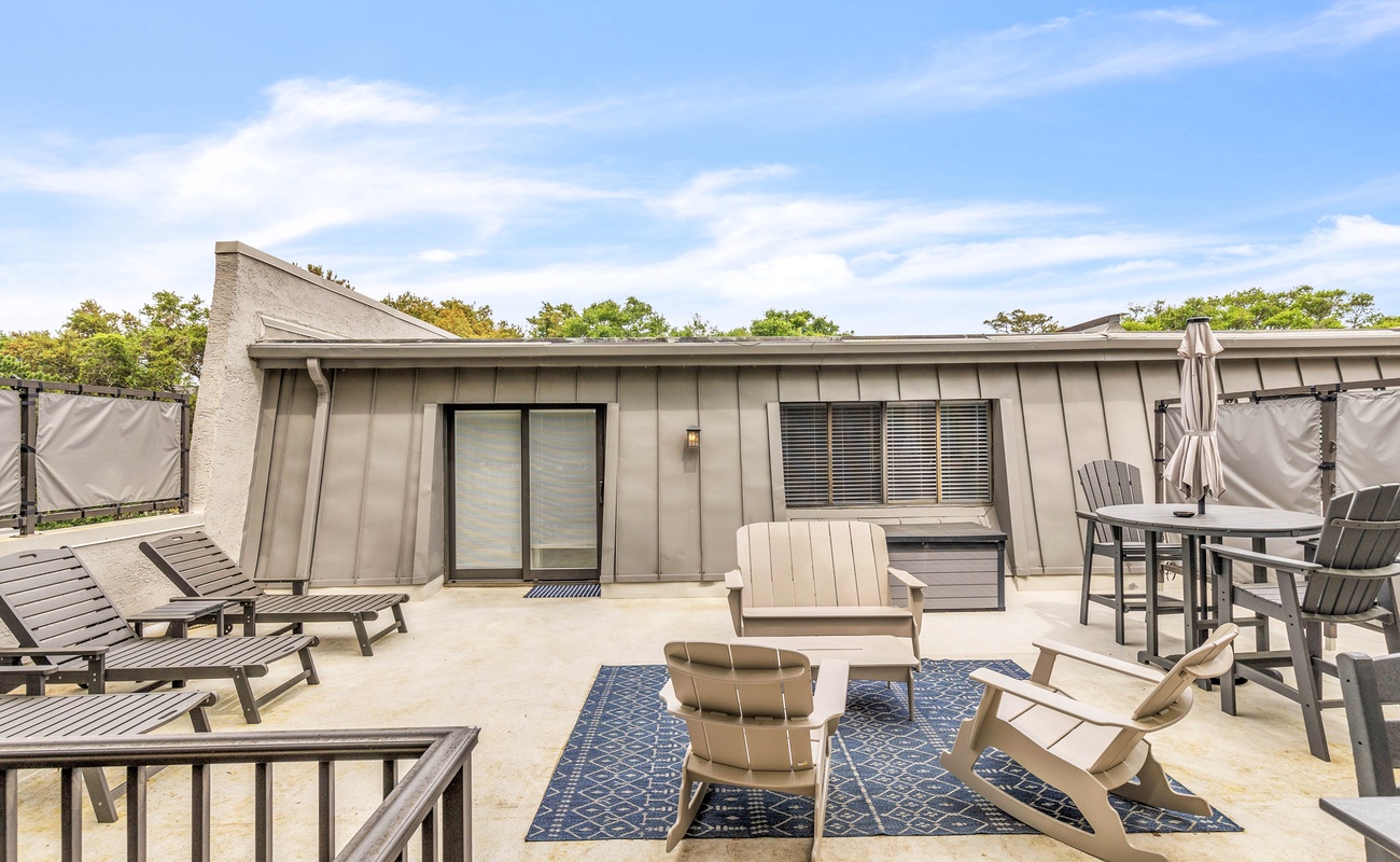 Private Top Deck Overlooking Community Pool