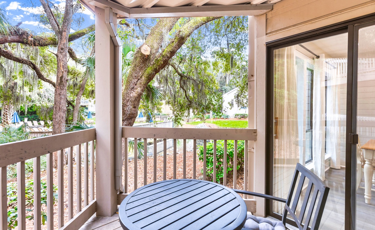 Private Baloncy Overlooking Commuity Pool