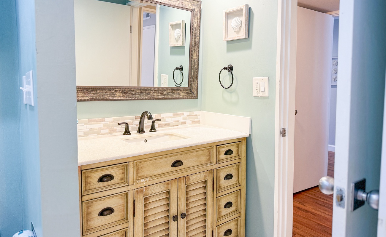 Shared Guest Bathroom