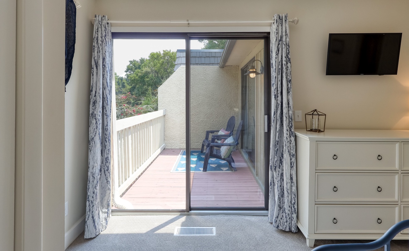 Queen Suite with Shared Balcony