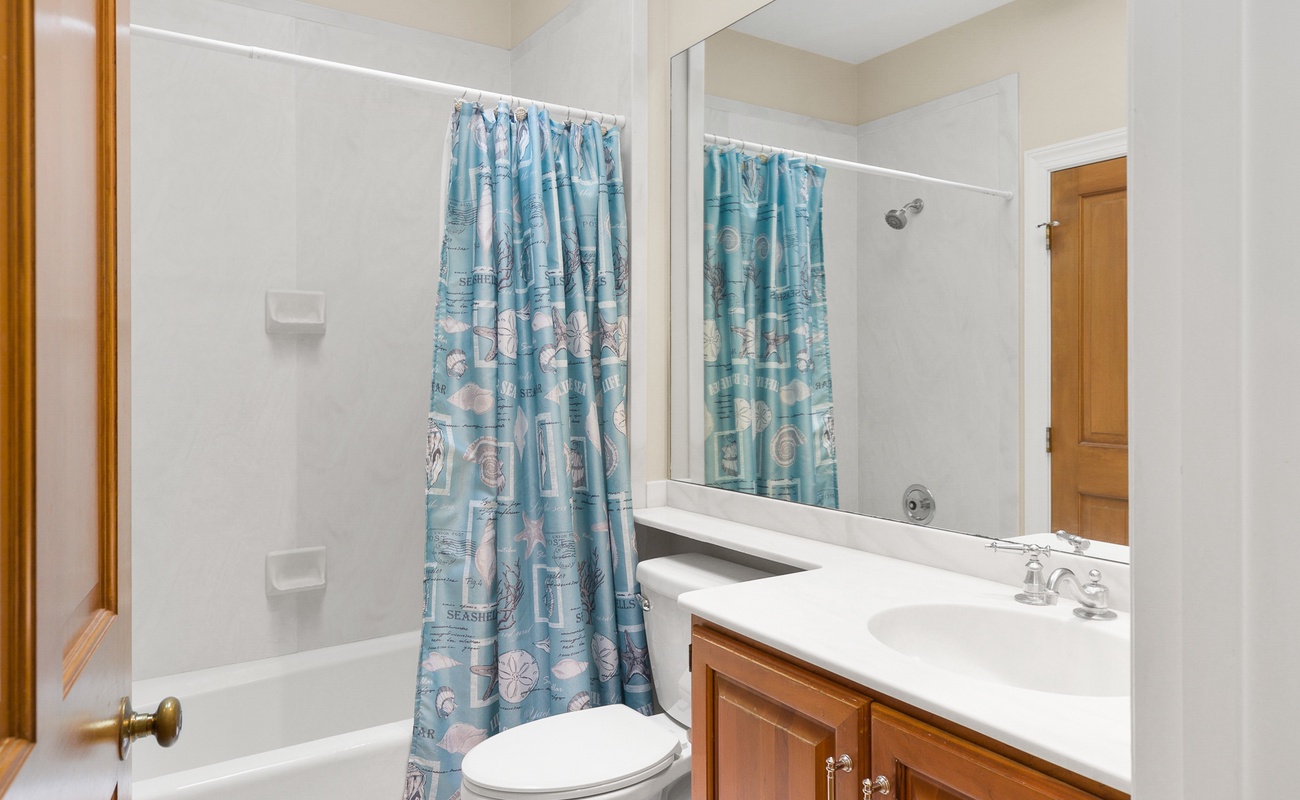 Double Queen Bathroom with Shower/Tub Combo