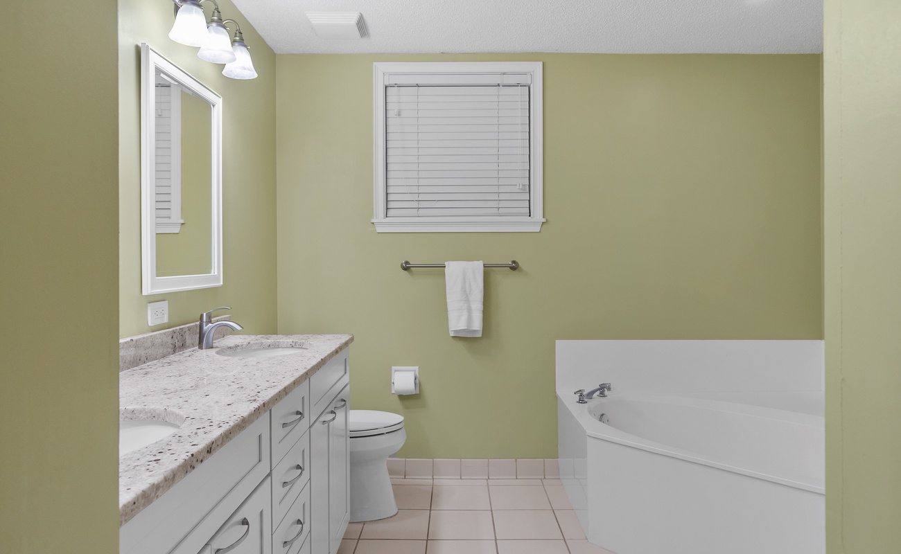 Double Queen Suite Bathroom