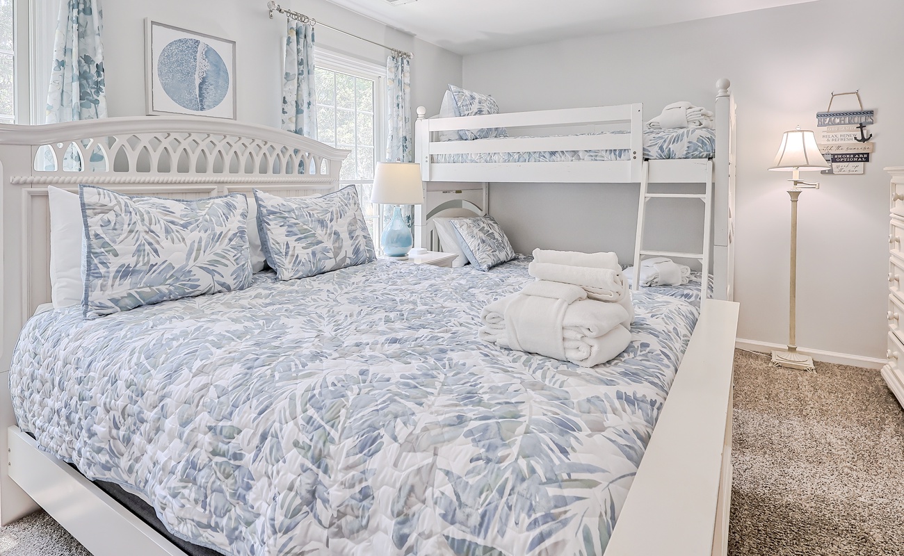 Guest Rom with Queen and Twin Bunks