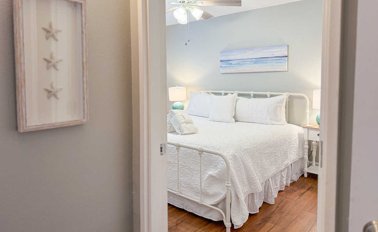 Queen Guest Suite with Shared Bath