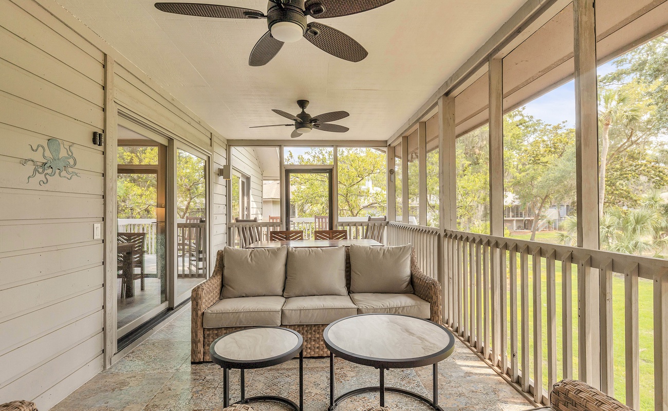 Large Screened Deck with Golf Course Views