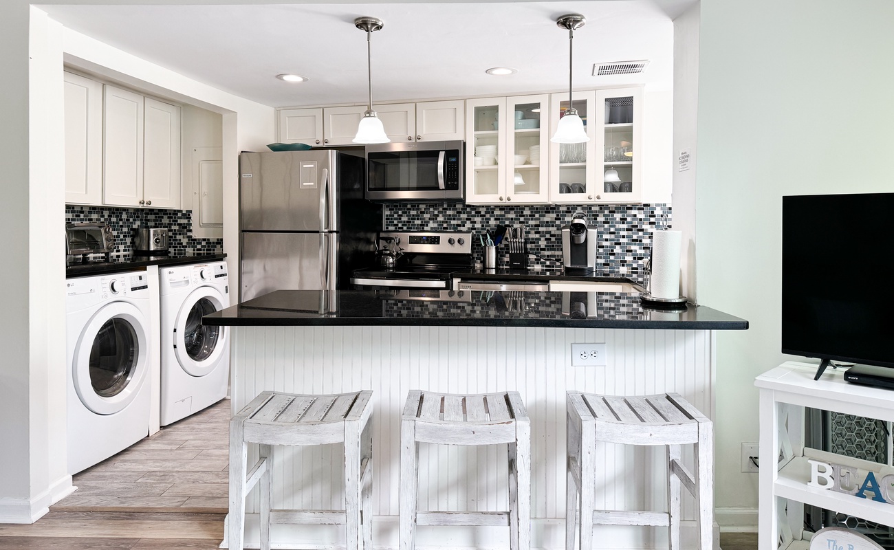 Breakfast Bar and Kitchen