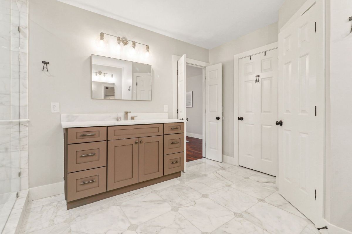 Primary En-Suite Bathroom