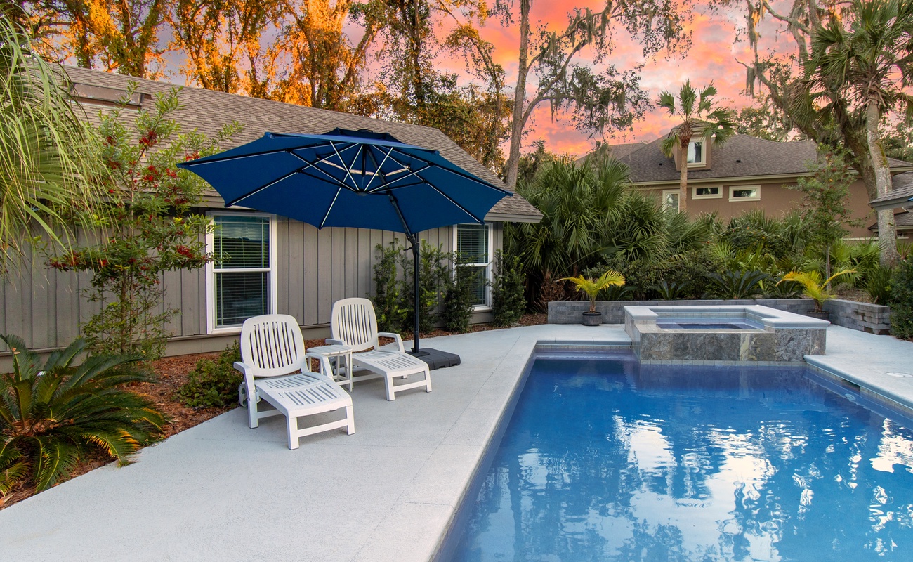 Private Pool in Front