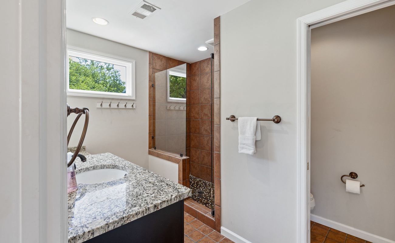 2nd Floor King Suite Bathroom