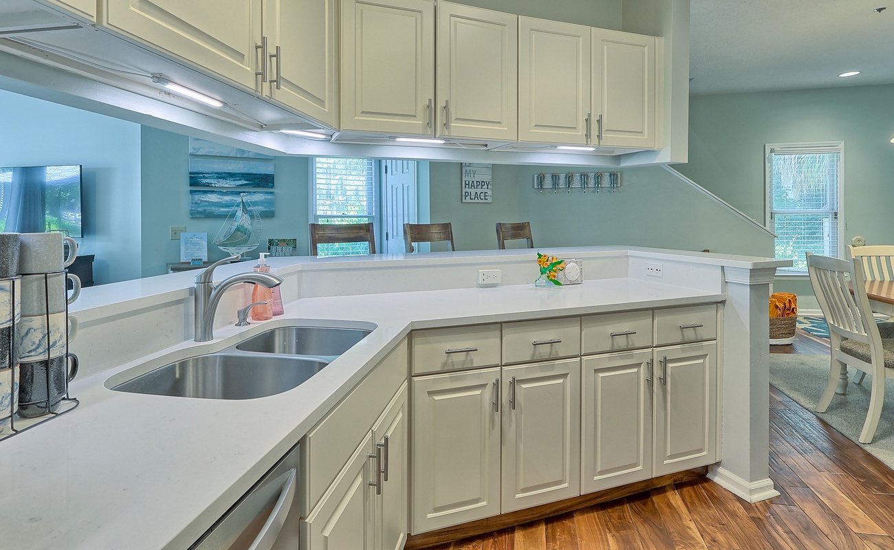 Kitchen with Breakfast Bar