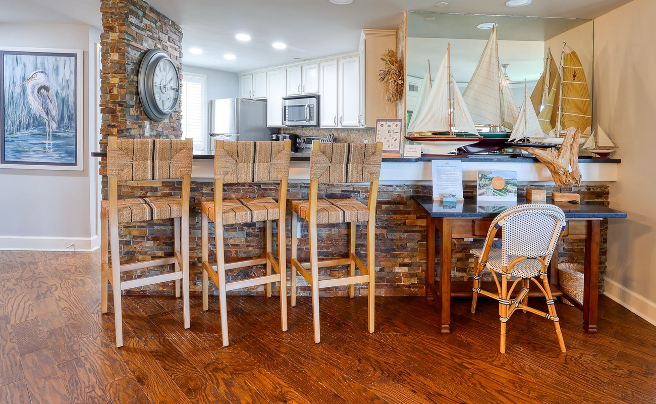 Breakfast Bar and Desk