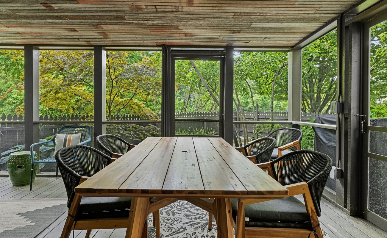 Take the party outside for some alfresco dining and family vacation entertainment.