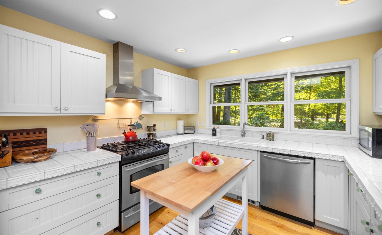 Mornings start brighter when they begin in a kitchen like this!