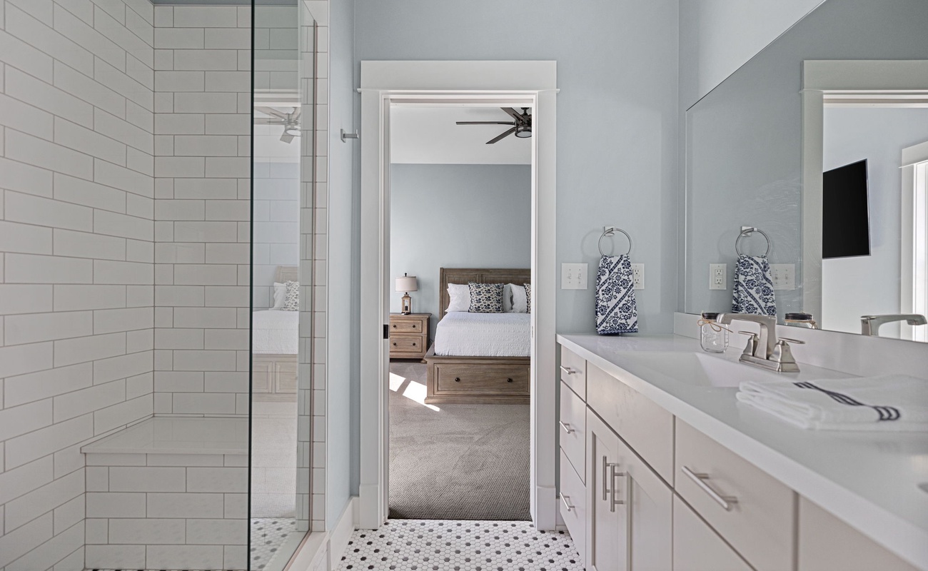 Is easy access to a fabulous ensuite bathroom part of your dream vacay? Gotcha'.