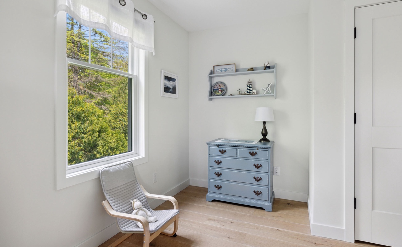 Plenty of storage options available so you can relax without added clutter.