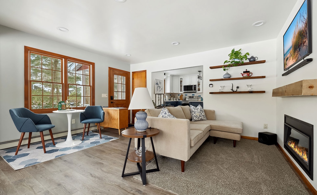 Neutrals, blues, and a whole lot of charm—this space understands the art of ‘home’.