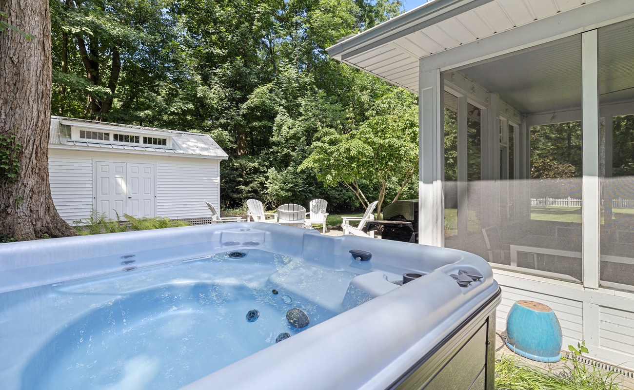 Hot tub days and starry nights—your perfect escape.