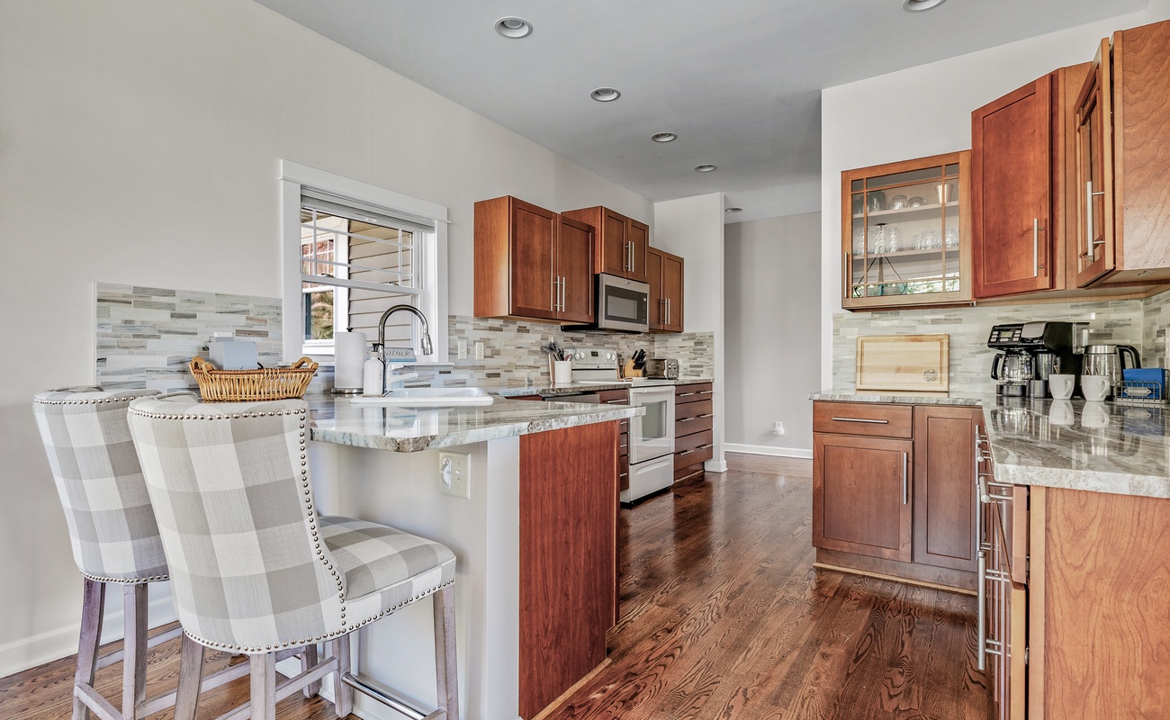 Barstools, breakfast, and belly laughs—this kitchen’s got range.