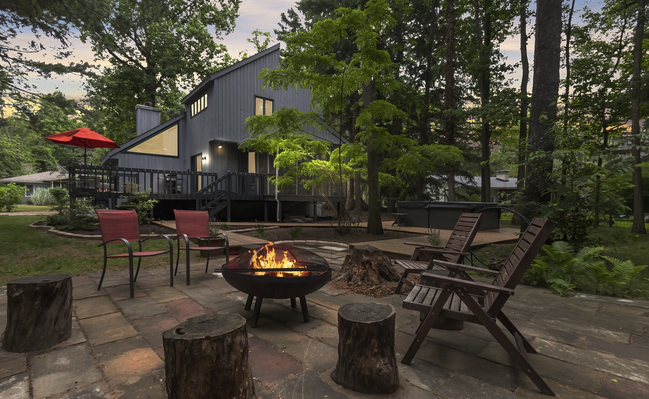 Firelight and forest air, nights at La Maison du Lac feel pure magic.