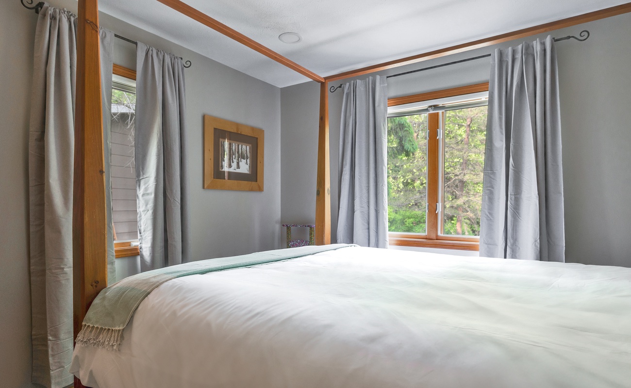 Cozy corners + clean lines = restful nights