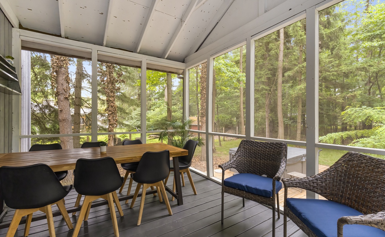 Screened in and surrounded by nature—pure mealtime magic.