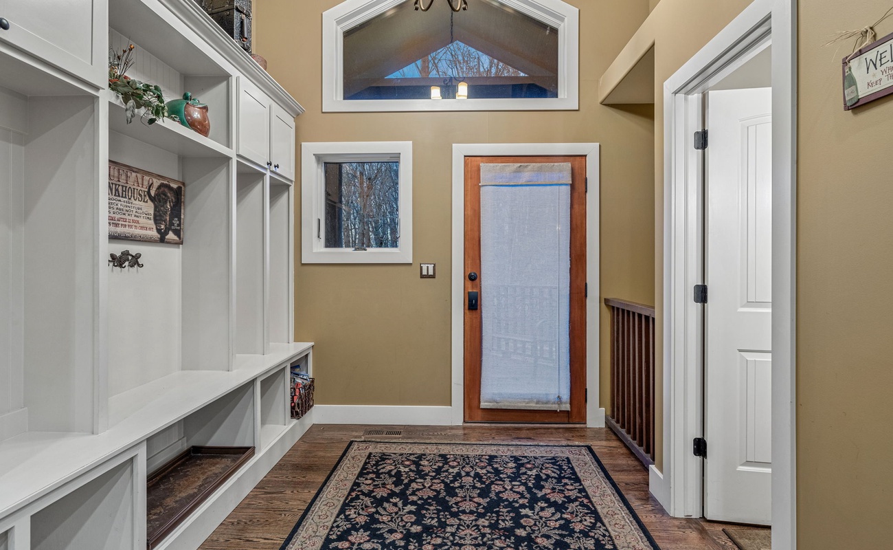 This entryway says, ‘Welcome home!’ with a side of rustic charm.