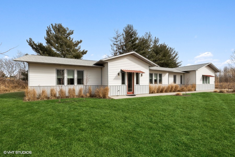 This gorgeous 3 Bed-2½ Bath home is a contemporary take on the classic Mid-Century Modern homes of Palm Springs.